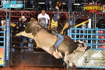 Pompeiano faz a melhor montaria da primeira noite e show de De Lucca e Daniel é um sucesso na Festa do Peão