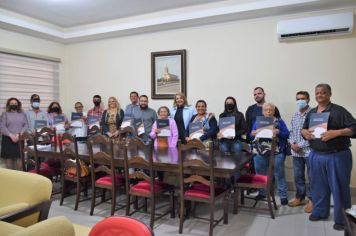 Prefeita Tina recebe moradores de Paulópolis no gabinete para doação de escrituras