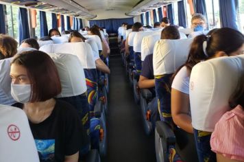 Estudantes pompeianos utilizam o transporte gratuito com ônibus seguro e confortável para realizarem o ENEM