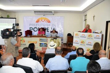 Prefeita Tina anuncia a construção de 144 casas populares ao lado do Jardim José Januário