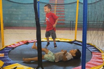 DHS de Pompeia realiza ação de vacinação contra a paralisia infantil com atividades de lazer na Praça do JK