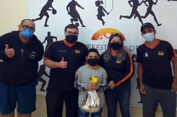 Crianças pompeianas praticam atividades físicas em casa com o acompanhamento de profissionais e concorrem a prêmios