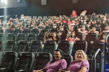 Alunos dos quintos anos se despedem da rede municipal com manhã no Cinema