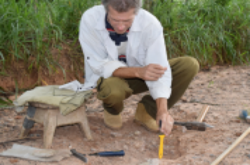 Após descoberta de fósseis de Titanossauro, nas décadas de 1990 e 2000, paleontólogo William Nava retorna a Pompeia para nova expedição na Estrada dos Mil Alqueires