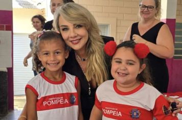 Prefeitura entrega uniformes de verão e inverno para alunos da rede municipal 