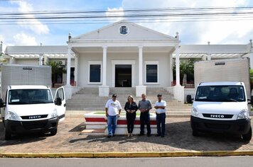 RENOVAÇÃO DA FROTA: Mais dois novos caminhões são recebidos na Prefeitura