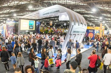 Mais de 80 professores da rede municipal visitam a Bienal do Livro em São Paulo
