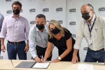 Com empresa contratada, prefeita Tina assina autorização para o início das obras das 40 casas do Jardim Primavera