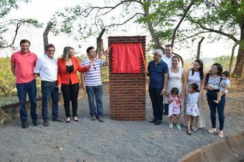 Moradores prestigiam a entrega oficial da pavimentação da Estrada Vicinal Manoel Antônio