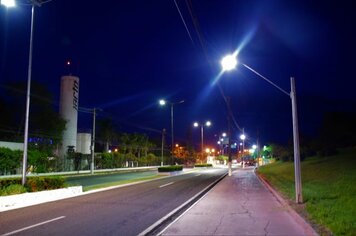 Prefeitura ilumina calçadão da entrada da cidade