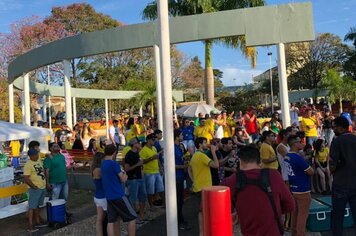 Grande público acompanha a estreia da seleção em telão de LED na Praça Jesus Maria