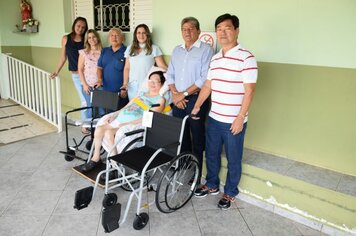 Secretaria de Assistência Social acompanha doação de cadeira de rodas para o Lar dos Idosos “Antônio Frederico Ozanam”
