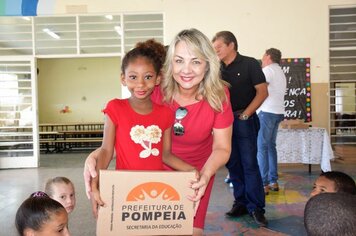 Alunos recebem kits escolares na volta às aulas da rede municipal