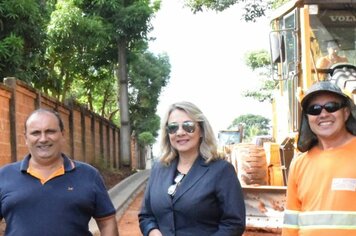 Prefeita Tina e vereador Leão acompanham pavimentação em Paulópolis