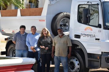 Prefeita Tina adquire novo caminhão compactador de lixo e novo caminhão basculante