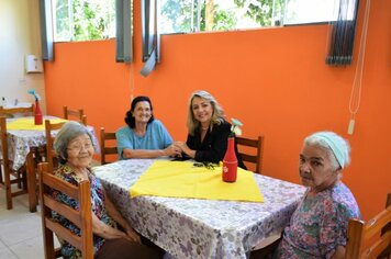 Centro dia retoma suas atividades com dezenas de idosos