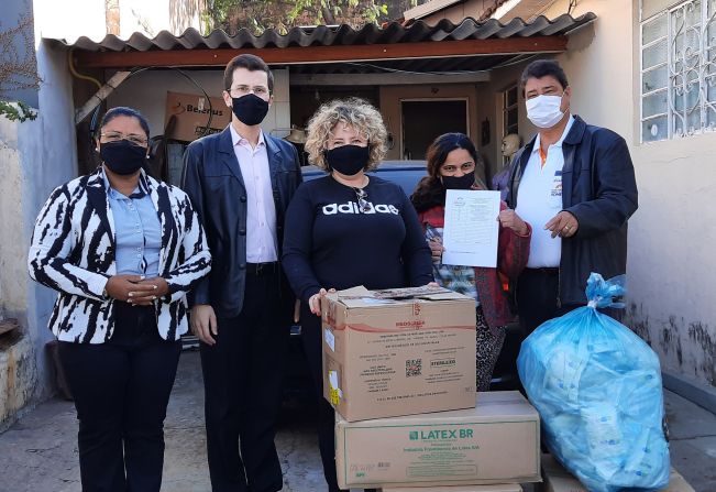 DHS visita garoto João Gabriel e entrega insumos hospitalares