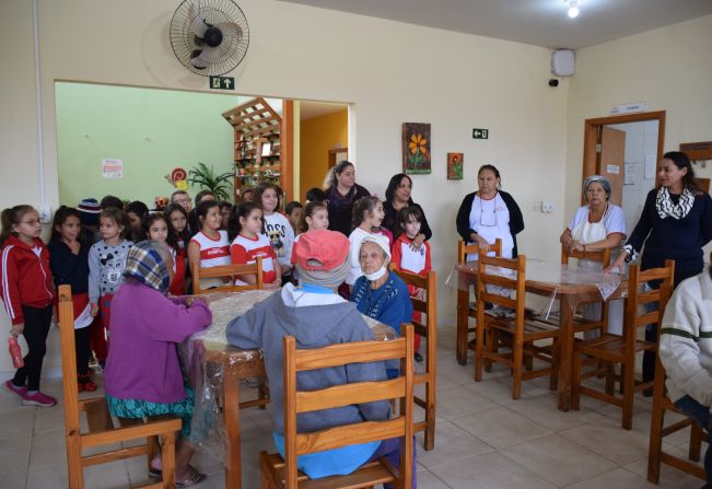 Alunos da EMEF Grupão visitam Centro Dia 
