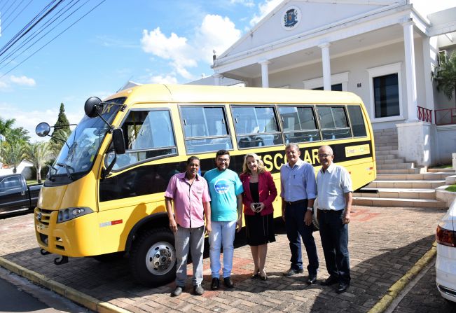 Prefeita Tina conquista mais um ônibus escolar para Pompeia