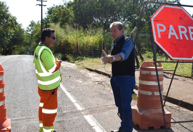 Prefeitura de Pompeia inicia recapeamento da Vicinal Tufic Baracat: Atenção redobrada dos motoristas é essencial para minimizar impactos no trânsito e garantir a segurança de todos.