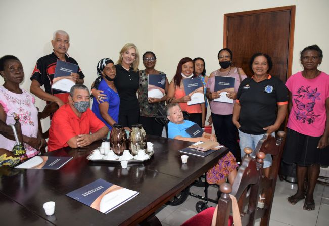 Prefeita Tina recebe moradores do Jardim Primavera para entrega de escrituras 