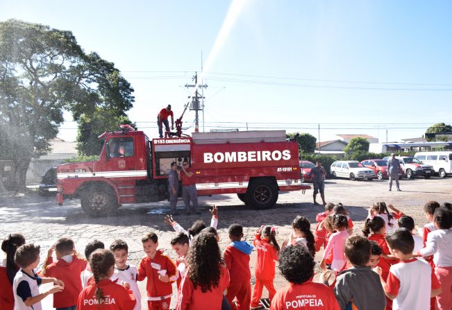 Alunos da rede municipal de Pompeia visitam quartel do Corpo de Bombeiros