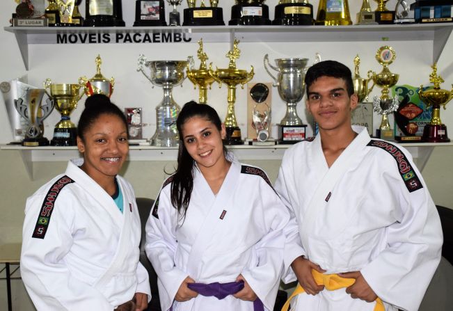 Prefeitura entrega novos quimonos a atletas do projeto “Judô em Ação”