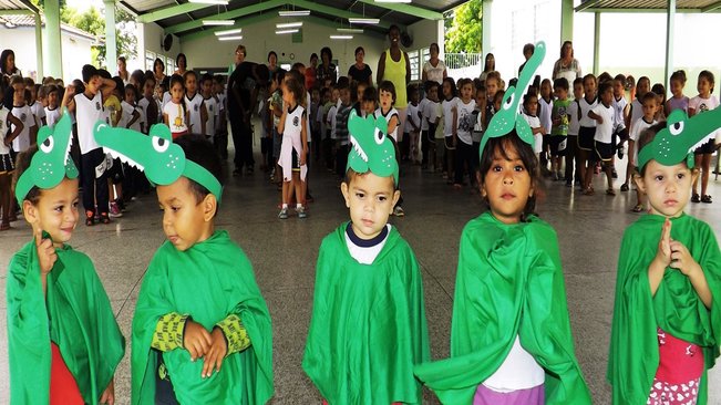 Crianças fazem apresentação de dança no cemei maria stella de carvalho lacombe