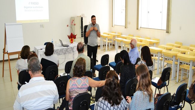 Dirigentes da Educação da região participam de reunião em Pompeia