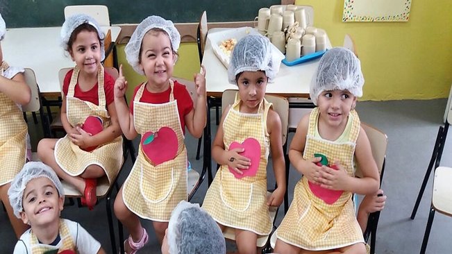 Crianças do cemei “sonho de criança” aprendem a preparar salada de frutas