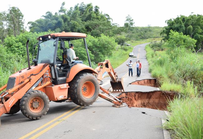 Chuva forte causa estragos na Vicinal Tufic Baracat que liga Pompeia a Queiroz