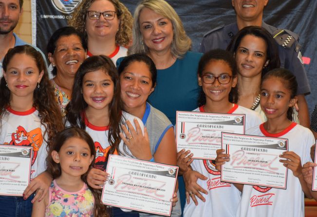 Alunos da EMEF de Pompeia participam de formatura do PROERD
