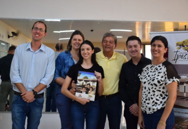 Residencial dos Ipês entrega contratos registrados para futuros moradores