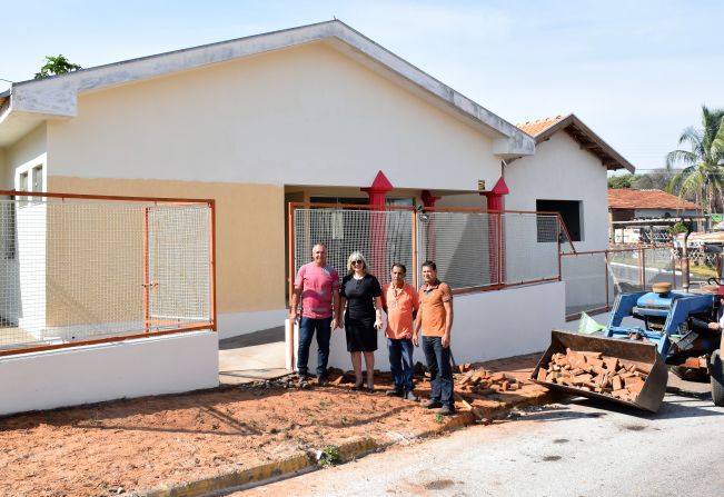 Prefeita Tina Januário e vereador Leão visitam obra da USF “Dr. Aldo de Oliveira Lino”