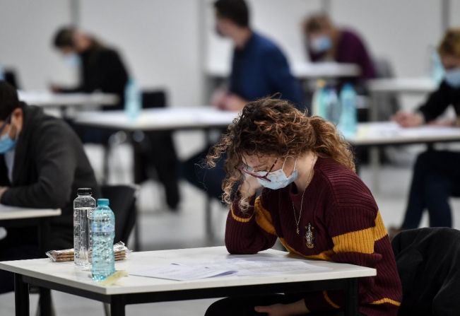Prefeitura disponibiliza 4 ônibus para o transporte de estudantes que prestarão o ENEM