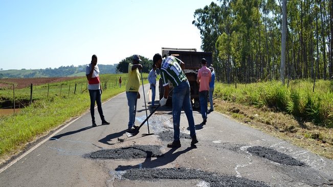 Prefeitura realiza operação tapa buracos na vicinal tufic baracat