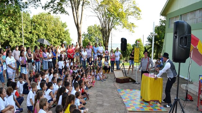 Inspirado em circo da bélgica, espetáculo alegra paulópolis