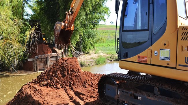 Trabalho de recuperação de pontes e estradas rurais avança