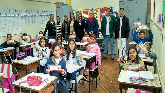 Crianças da rede municipal de ensino recebem kits de higiene bucal