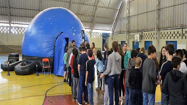 Pompeia recebe planetário móvel