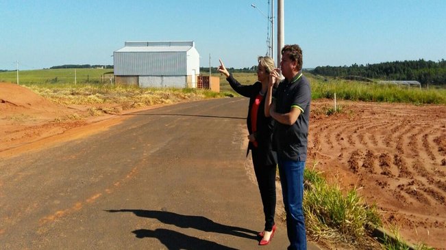 Prefeita tina confere andamento de obras do distrito industrial iv