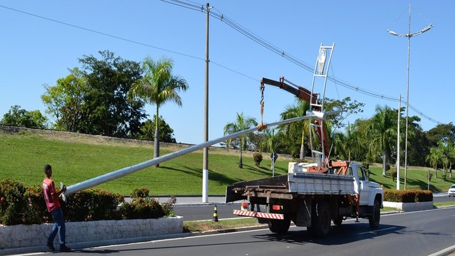 Prefeitura substitui poste e 41 lâmpadas queimadas na saída para marília