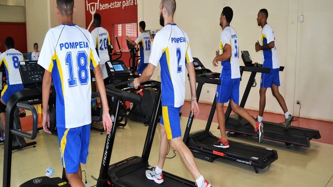 Equipes se preparam para semana decisiva da fase de grupos do campeonato de futsal de férias