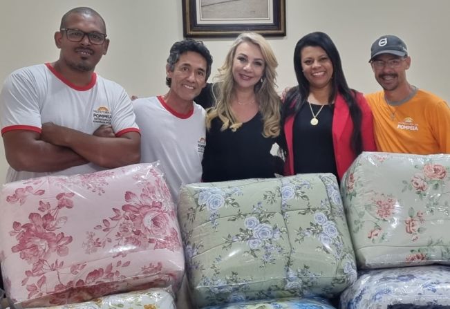 Calor e Carinho: Governo Municipal entrega 1200 edredons tamanho king para aquecer famílias cadastradas