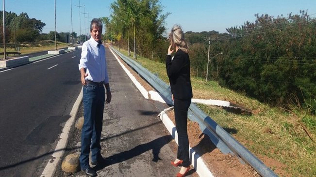 DER atende solicitação da prefeitura e instala guard rail para proteger ciclistas