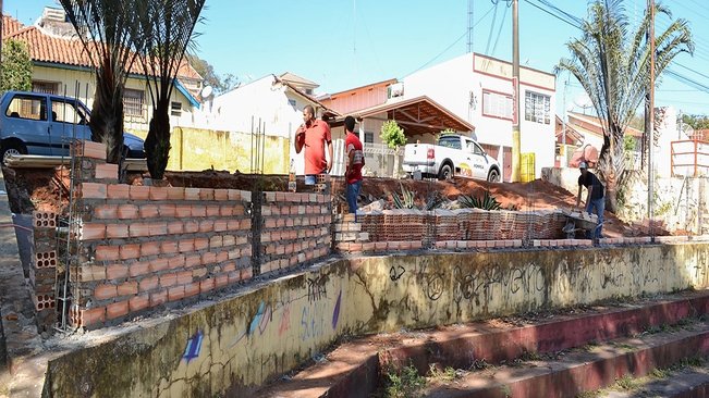 Prefeitura reconstrói muros da praça das cerejeiras e da pista de skate
