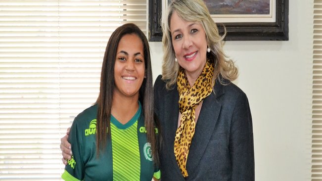 Prefeita tina recebe jovem campeã do futebol feminino