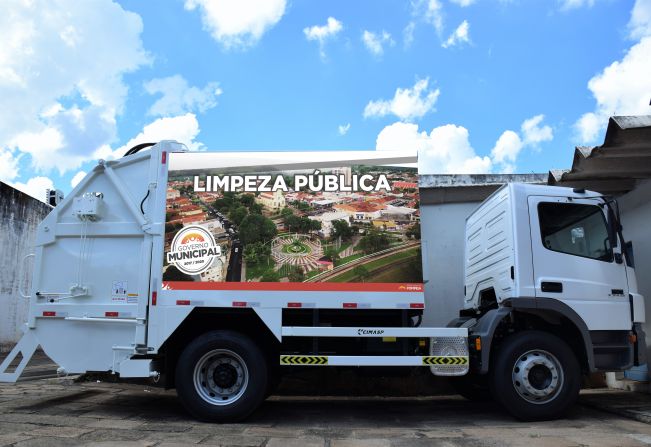 Administração Tina Januário adquire novo caminhão de lixo