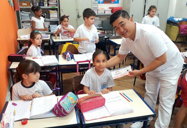 Prefeitura entrega kits de higiene bucal para alunos da rede municipal