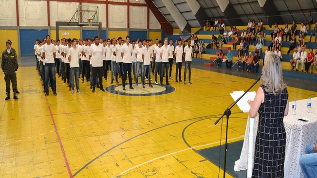 Prefeita tina participa de cerimônia de compromisso à bandeira da 133ª junta militar de pompeia